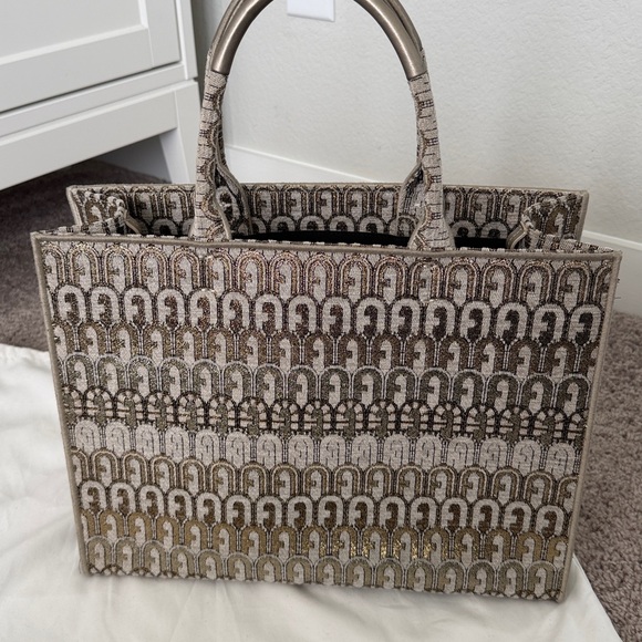 Furla Opportunity large tote bag - gold arch logo pattern - Picture 7 of 10
